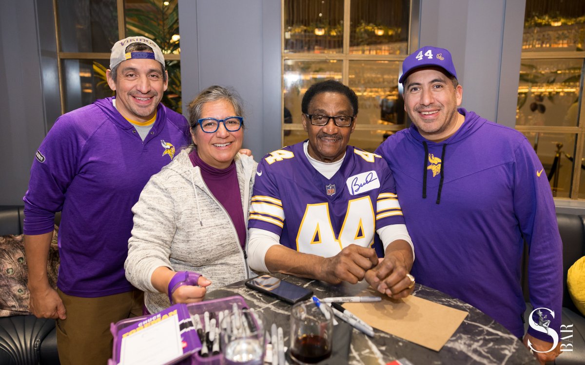 Hanging out with fans is honestly one of my favorite things and blessed you guys still enjoy it after all these years. Who wants to watch Day 2 of the Vikings draft with me on 4/26 with Stu Voigt and Autry Beamon? Join me, RSVP at chuckforeman44.com/store/p68/2024…