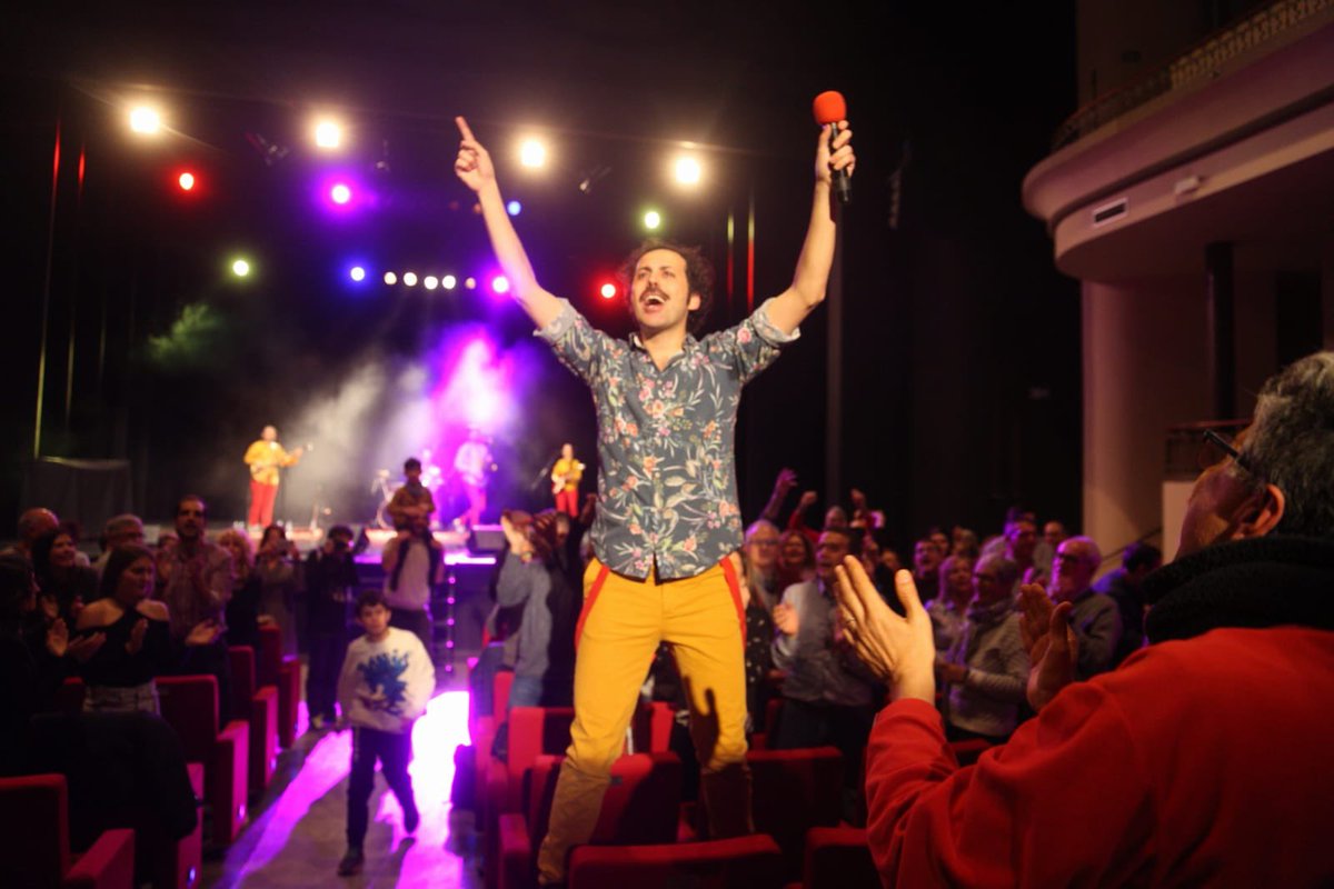 humorfigueres's tweet photo. Història viva, en @GuillemAlba explica al públic de Figueres que es va estrenar a la primera edició del festival, el 2008, acompanyant a #JangoEdwards amb qui va aprendre a fabricar els seus primers gags!!!
❤️ Gràcies per ser com ets! T’estimem mogollon! ❤️
📸@ICONNA1 https://t.co/sCZv62ihd9