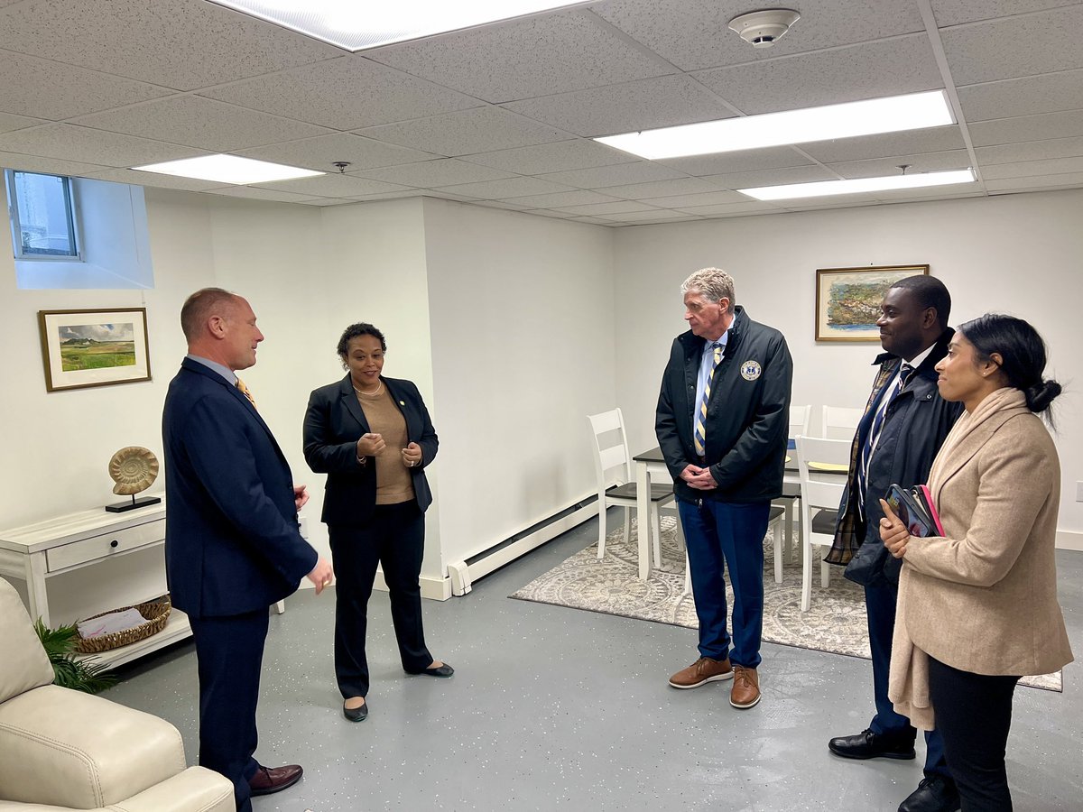 I was glad to visit the Andrea Ryder Transition Home with leaders from @HUDgov to see the valuable work of @OSDRI_Vets to help our female veterans in need.
 
Through providing shelter, strength & stable ground, those who served our nation can receive the support they deserve.
