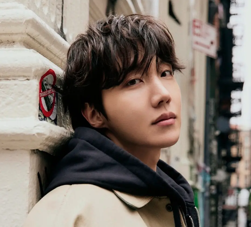 AboutMusicYT's tweet photo. J-Hope has released his collab with Jungkook, 'I Wonder', out now. https://t.co/elrvbDGTeF