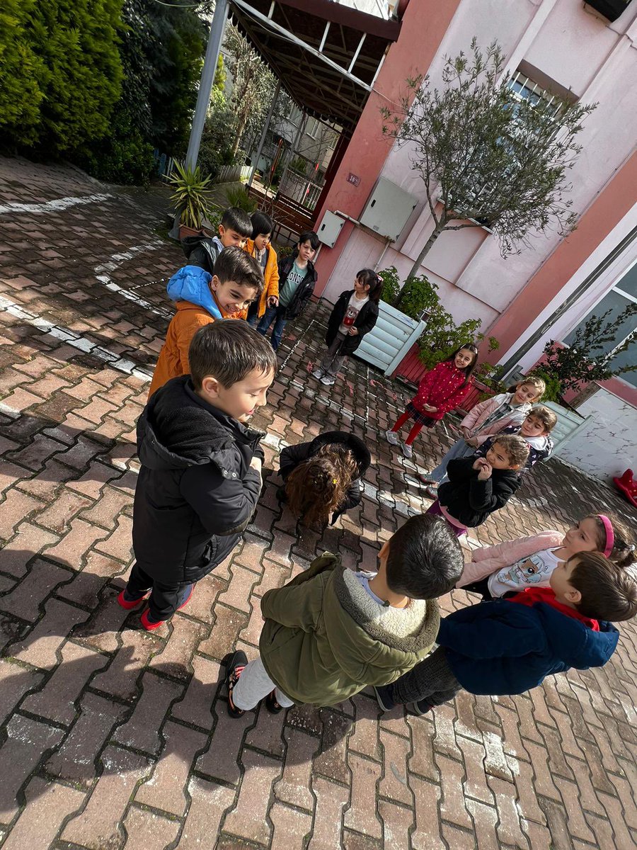 Eski minder yüzünü göster…En sevdiğimiz oyunlardan..5 yaş A şubemiz tüm öğrencileri sırayla görev alana kadar oynadılar.. @istanbulilmem @Avcilarilcemem @okuloncesi34MEM @CevatDervisoglu