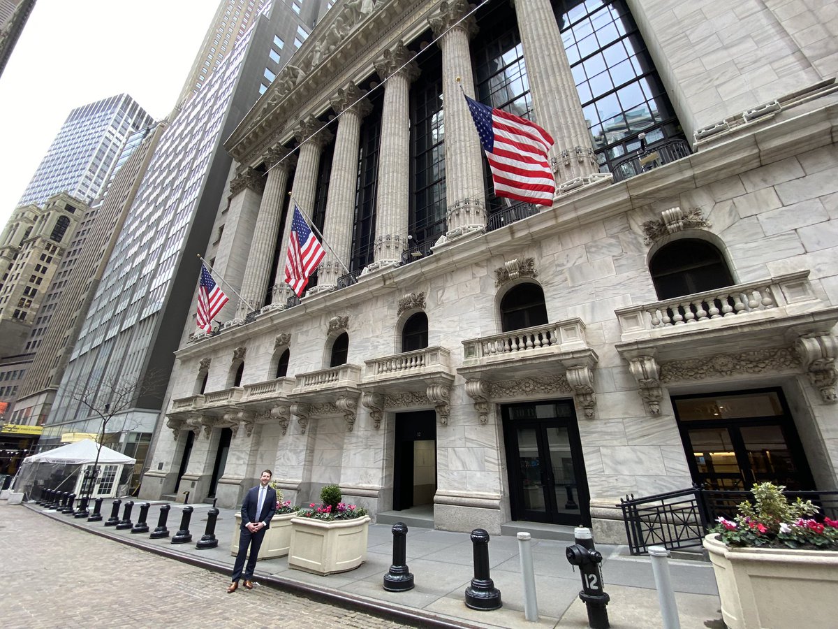 brooks_rennie's tweet photo. Delighted to witness the closing bell at the New York Stock Exchange and discuss market insights with my DMM at Citadel Securities. #BylineBank #NYSE https://t.co/nss31AaXSh