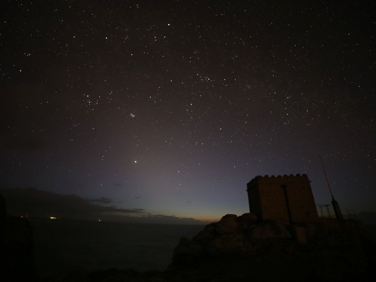 A clear night sky at Sennen Cove with the #zodiacallight highlighting #comet #12PPonsBrooks (up from #Mercury and right of #Jupiter!), could even make out the tail 🧐☄️