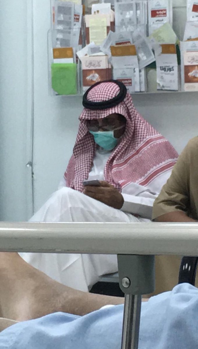 Maajjeb's tweet photo. الرجل الذي يظهر في الصورة وعلى وجهه "كمامة" ليس المريض. المريض نائم على السرير أمامه. أصيب بفشل كلوي ويحتاج لغسيل الكلى 3 مرّات كل أسبوع. عمل المريض لدى الرجل الذي يضع "كمامته" لأعوام بعد قدومه من باكستان. واستمر حتى مرض في المملكة. صاحبه الرجل الظاهر بالصورة ورافقه بالمستشفى وحضر معه كل جلساته بعد أن أقرّ الطبيب بضرورة غسيل الكلى. كي لا يُشعر صديقه الباكستاني بثقله وتعبه آثر أن يبيع سيّارته لدفع تكاليف جلسات الغسيل دون أن يخبر أحد. كما التزم بدفع تكاليفها وكان يرفض أن يوصله للمستشفى أحد آخر. رافقه لعدة أشهر حتى سافر المريض إلى أهله بطلب منه. لم يمضِ وقت طويل حتى انتقلا جميعهما إلى رحمة الله كل في بلده.
رحل الرجل الظاهر في الصورة بالوفاء والإخلاص والدروس التي تعلمتها منه حتى آخر لحظة في حياتي.

(الرجل الظاهر في الصورة: هو والدي فايح حماد الشمري رحمة الله عليه).