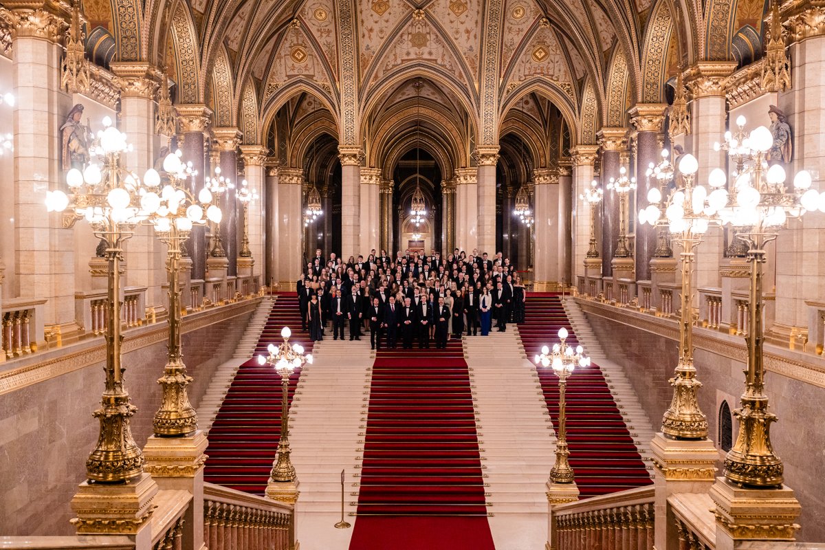 Huge congratulations to Florina Szabó from @OxfordDPAG and @StJohnsOx who was awarded a Scholarship of the Cambridge–Oxford Alumni Club of Hungary (COACH) - and she received the Diploma from Professor Vizi and Dr Juhász on the Annual Dinner in the Parliament in Budapest yesterday