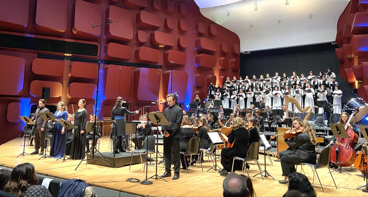 Soirée émouvante sur les enfances 🇺🇦volées à #Strasbourg. De jeunes musiciens ukrainiens qui vivent et étudient désormais en 🇦🇹 font partie de l'orchestre symphonique des jeunes d’🇺🇦. Philip Kelz lit Volodymyr #Vakulenko