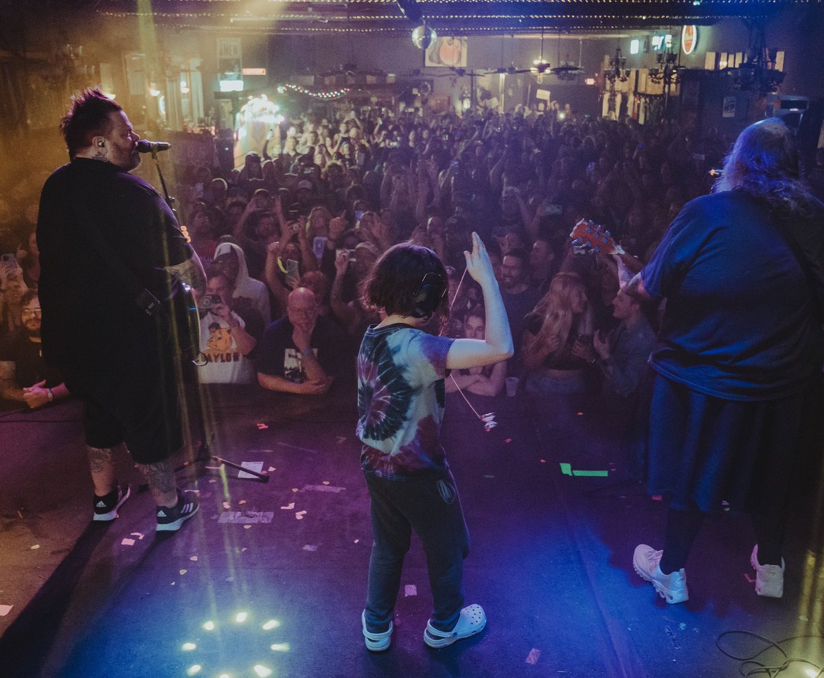 #throwbackthursday #dollyrotsthrowback River’s yo-yo tricks on stage in New Orleans with our buds Bowling For Soup! Learning how to work a stage from the BEST!

#dollyrots #thedollyrots #bowlingforsoup #riverdollyrot #thedollytot
📸 @gavfrontrow