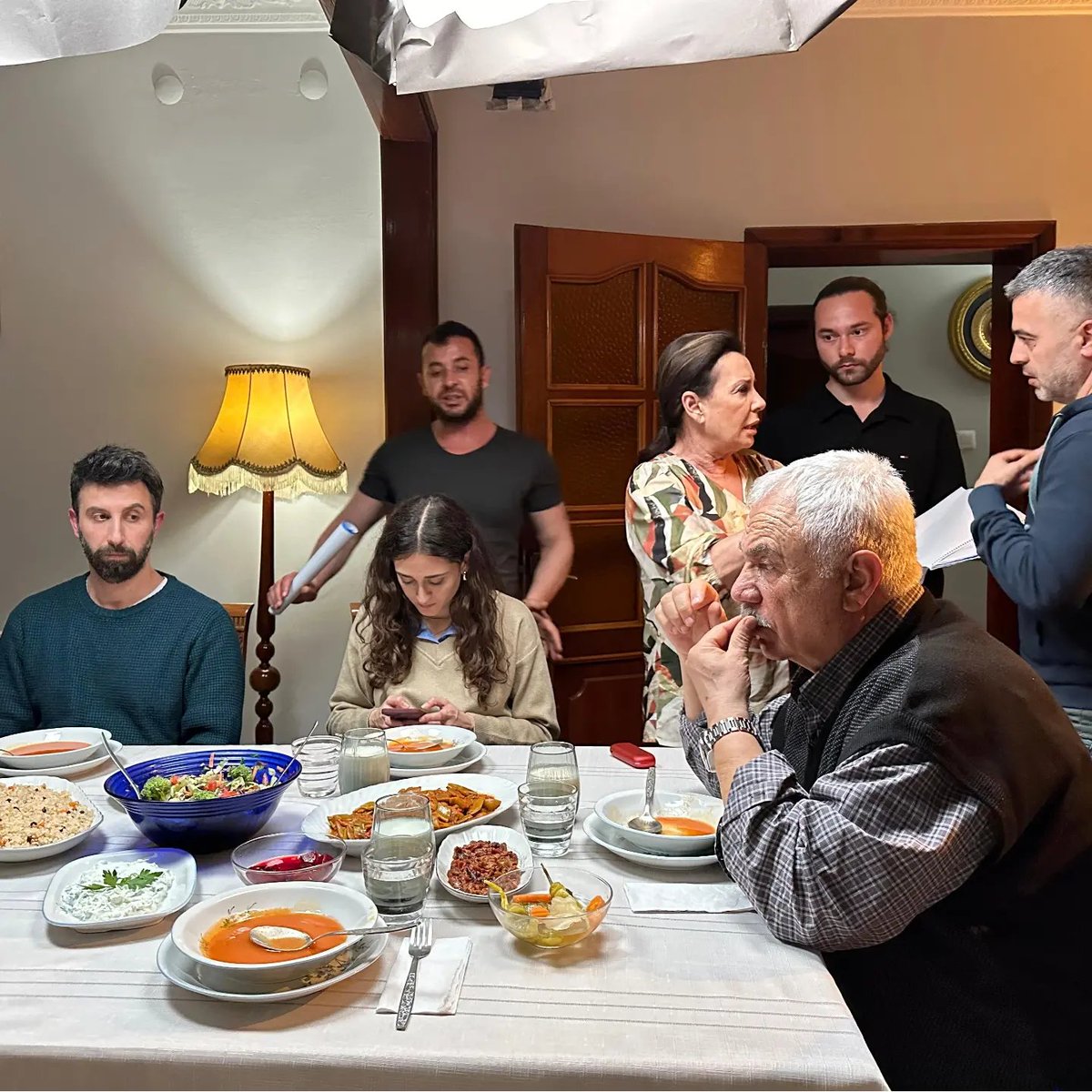 "Akşam Yemeği" isimli kısa'mızın çekimlerini, sevgili <a href="/okannakgun/">Okan Akgün</a> yönetmenliğinde tamamladık. Ustalarımız Perihan Savaş ve Halil Ergün ile sevgili Eda Akalın, Sefa Şenel, Berfin Taş ve Yağmur Ruken Kahraman'la çalışmak büyük keyifti.  Harika ekibimiz ve dostlara teşekkürler☺️😎