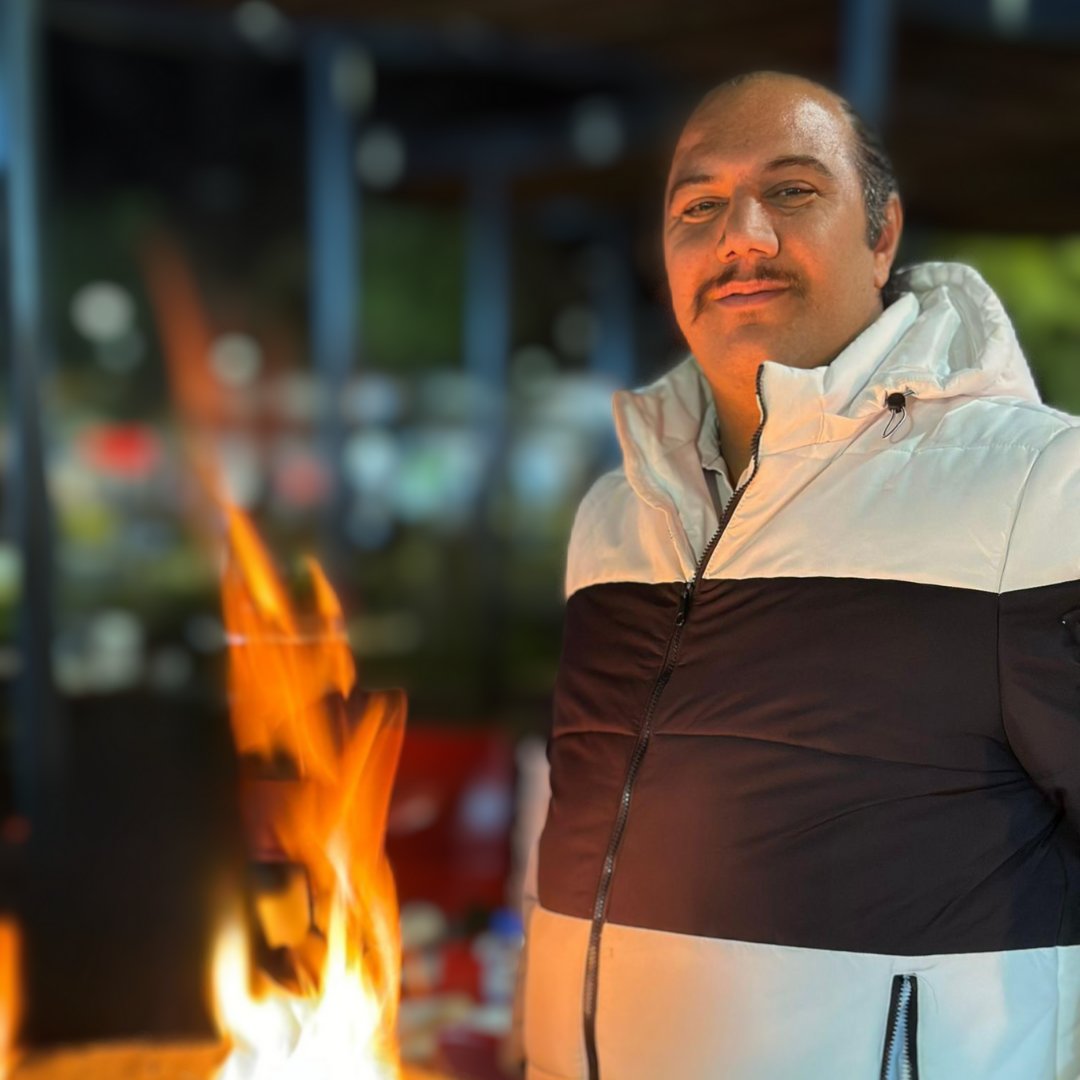 abaklar's tweet photo. "Bugün benim doğum günüm ve 38 yaşına giriyorum! Bu özel günde, geçmişte yaşadığım güzellikleri hatırlayarak ve gelecekteki maceraları düşleyerek doluyum. Her yaş, yeni bir deneyim, yeni bir öğrenme fırsatı demek. #DoğumGünü #38Yaşında #Mutluluk #YeniBaşlangıçlar #YeniProfilResmi https://t.co/aEylPD4WEf