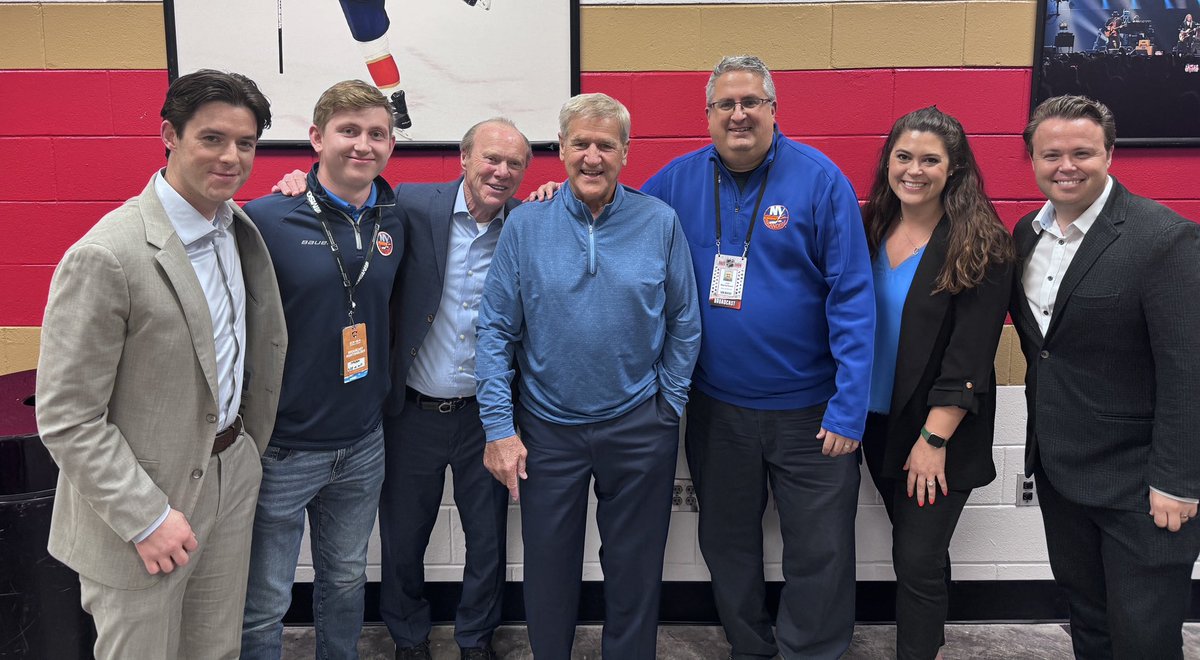 Pre game meeting turned into this exciting moment! The legendary Bobby Orr here in Florida. #isles #TimeToHunt @91Butch @brendanmburke @Thomas_Hickey14 @jobmanpro @JLonegro27 @IslesMSGN @MSGNetworks