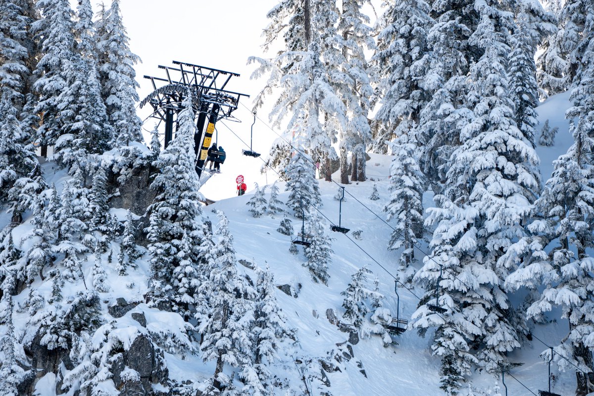 Come up to ski or ride crisp and smooth groomers in the morning or spring-like conditions in the afternoon! Get the scoop on what to expect with events and conditions this weekend from Vince, our Director of Mountain Operations: blog.stevenspass.com/stevens-pass-u…