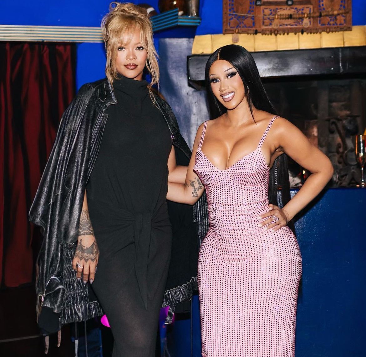 FentyStats's tweet photo. Rihanna &amp; Cardi B at the Hollywood Cares Foundation dinner (March 26) 💖 https://t.co/KCn3h6lpVn