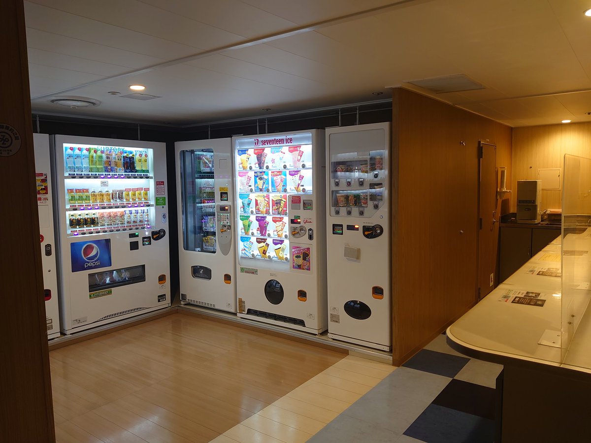 おがさわら丸の船の中の自販機コーナー充実してる。