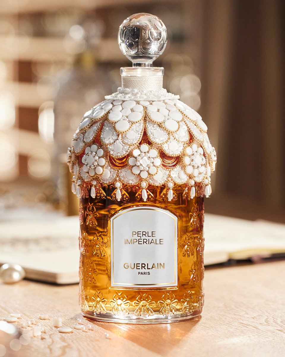 GUERLAIN ABEILLE E トラベルコレクション Inspired by the intricate architecture of the Alhambra, a veil of