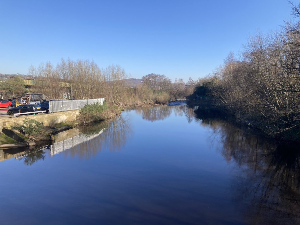 A Blue Lagoon on the Don? 😳 Nah! This is the view from East Coast Road Bridge towards Sanderson’s Weir. Lush! Blue & green space with nature & wildlife, good for your health & wellbeing & right on your doorstep!👍 Come on down! @RiverStewards @theoutdoorcity #Sheffieldissuper