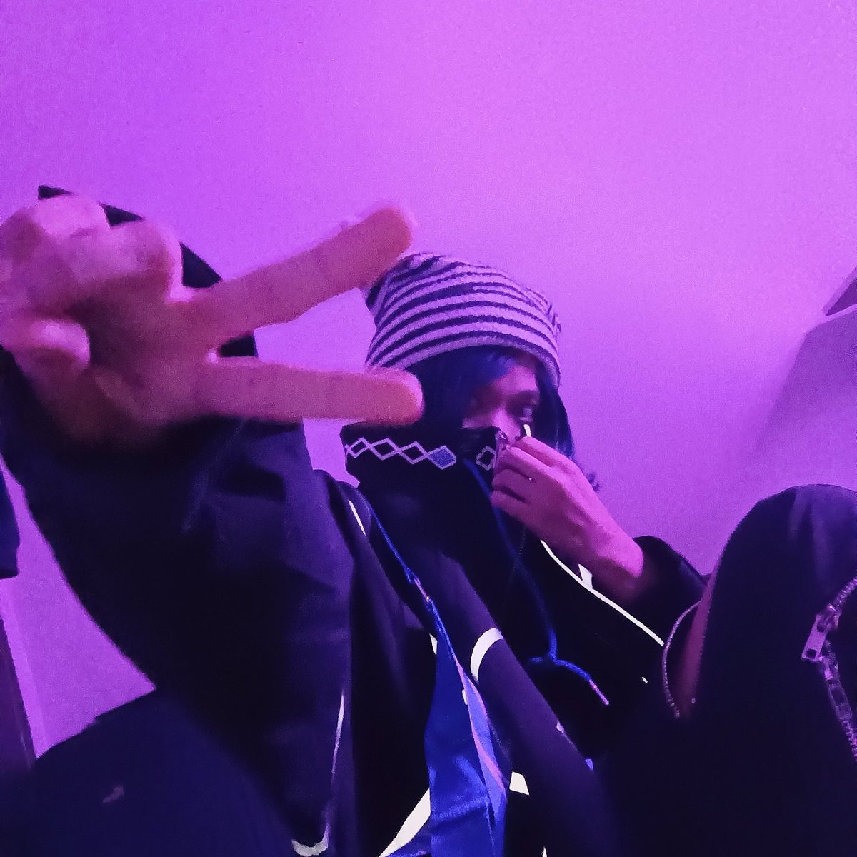 RenNyan_Stream's tweet photo. Eeey
My streetwear Scaramouche is finally here and I decided to do a cosplay trial of it.
Though funny thing my wig is still unstyled and that's not the correct beanie 🤣 https://t.co/bAaumh14HZ