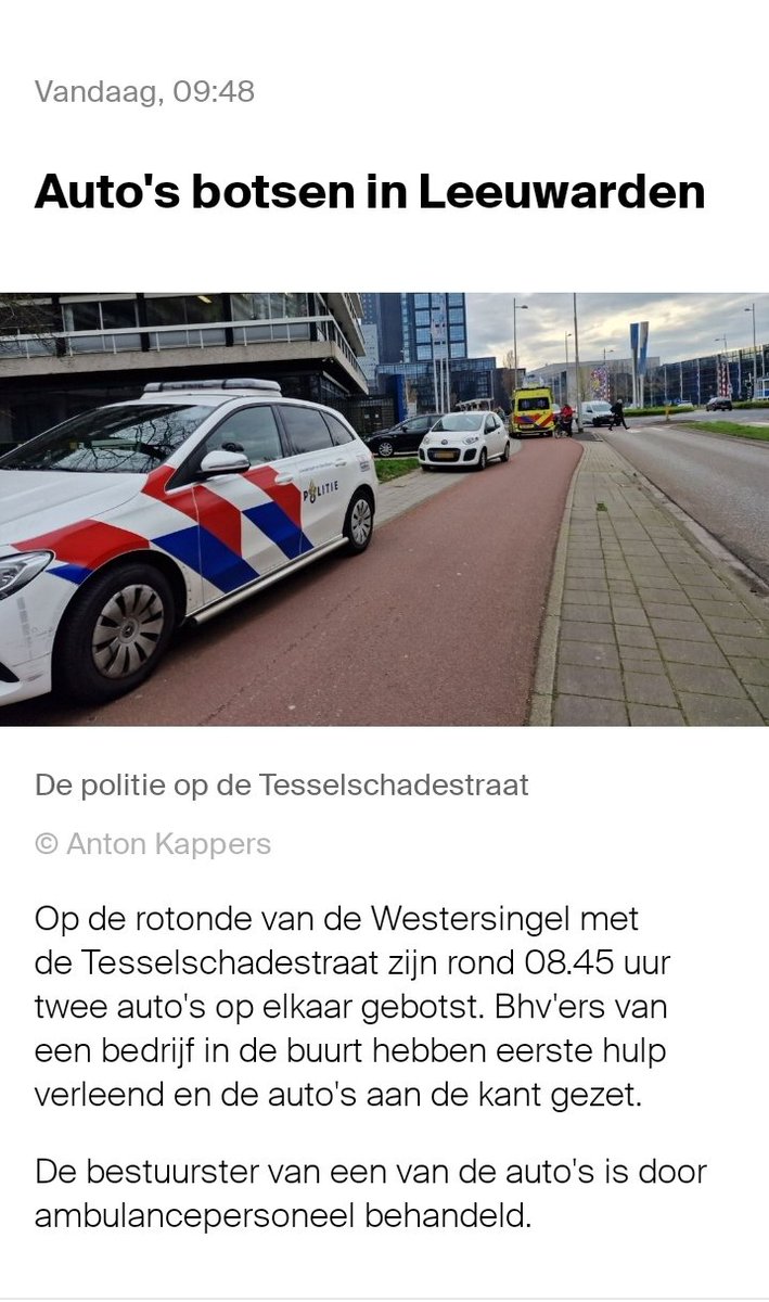 Een treffend voorbeeld hoe auto-gericht we denken: midden in de ochtendspits hebben 2 automobilisten een aanrijding op een drukke plek in #Leeuwarden. Wat doen we om de doorstroming zo snel mogelijk te herstellen? WE BLOKKEREN HET FIETSPAD. Wat hebben de fietsers toch misdaan?