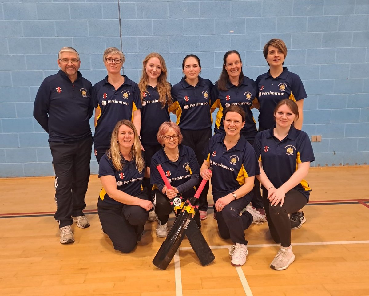 Moreton in Marsh women's cricket team were delighted to win the Cheltenham and Cotswolds Indoor League tonight, with straight wins. Congratulations to the squad and thank you to coach Damien and umpire Ollie from Gloucestershire.
#GlosCricketFdn
#CricketForAll
#thesegirlscan