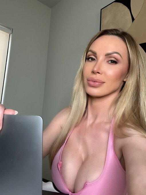 Doing a few zoom calls today. How&rsquo;s my outfit? https://t.co/QlCQI2vhdk<a href="/tag/benzmafia"class="tags"><span>#benzmafia</span></a><a href="/tag/avn"class="tags"><span>#avn</span></a>