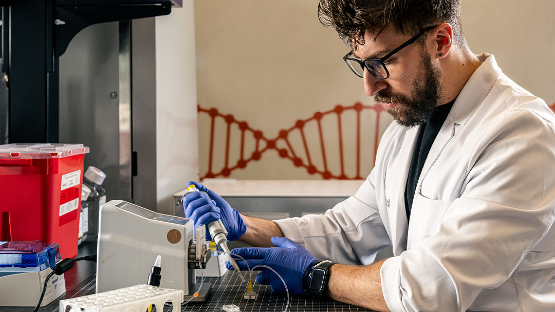 The role innovative technology plays in de-extinction is wild. 🤯 Tissue engineer, David Kingsley, Ph.D., is seen here testing a Colossal-designed microfluidic device that’s being used to study embryo implantation and invasion. #technology #innovation #conservation #bioscience