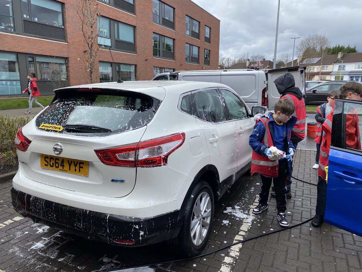 Great working skills from these two pupils @StBrendansYoker Outstanding communication with each other to ensure the car looked great👏 Well done to Rio from @KnightswoodSec for making sure they achieved great results👏