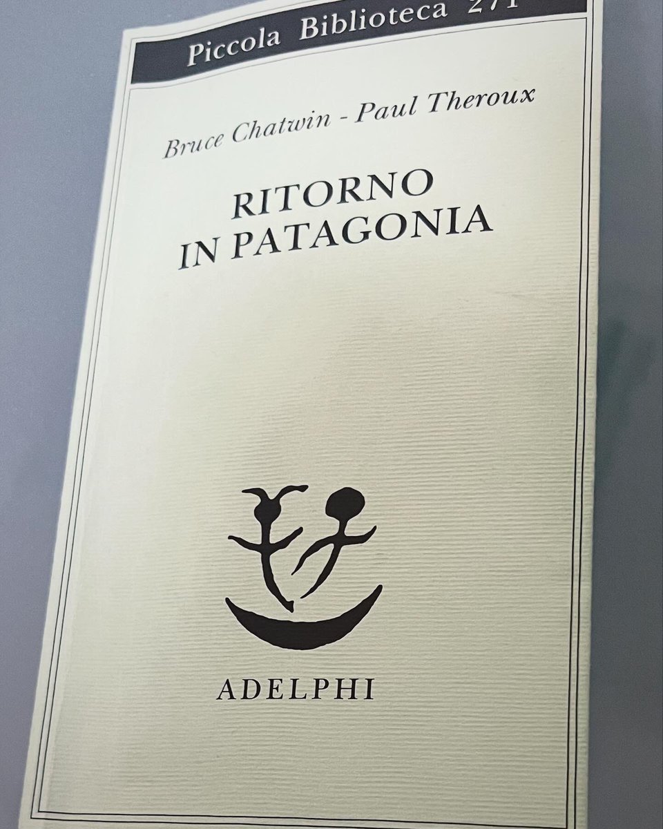 pvigano65's tweet photo. #libri2024 Non è il seguito del capolavoro #inpatagonia . È un dialogo tra viaggiatori dei nostri secoli. Il mondo alla fine del mondo dove - da Magellano agli anarchici - sembra un concentrato di storia e letteratura. #chatwin #theroux #libri #libriletti #libridaleggere https://t.co/DQE33RRZIv