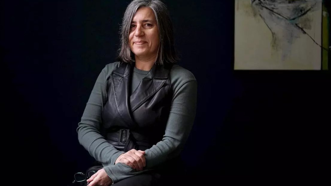 AidaBSanchez's tweet image. «La culpa está metida en el subconsciente, en los secretos de cada uno…  Está debajo de la superficie, forma parte de una culpa colectiva que soy incapaz de analizar».

De #LeaVélez:'#LaHijaDeGardel' @leavelez; #Esma. @cosmejuan epe.es/es/cultura/202…