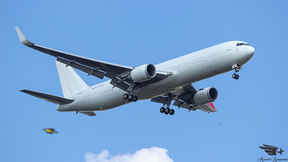 Hoy 28 de marzo llegaba este B767 de <a href="/LATAMAirlines/">LATAM Airlines</a> Albino y un pitogüé que se coló en la foto 🤣