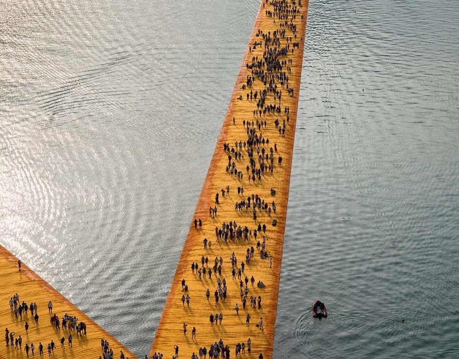 In 2016, artists #Christo and #JeanneClaude debuted ‘The Floating Piers’ on Lake Iseo, Italy. For 16 days, the lake was transformed by 1M sq ft of yellow fabric, carried by a floating dock system that moved with the waves. ‘The Floating Piers,’ 2014-16. Photos: Wolfgang Volz