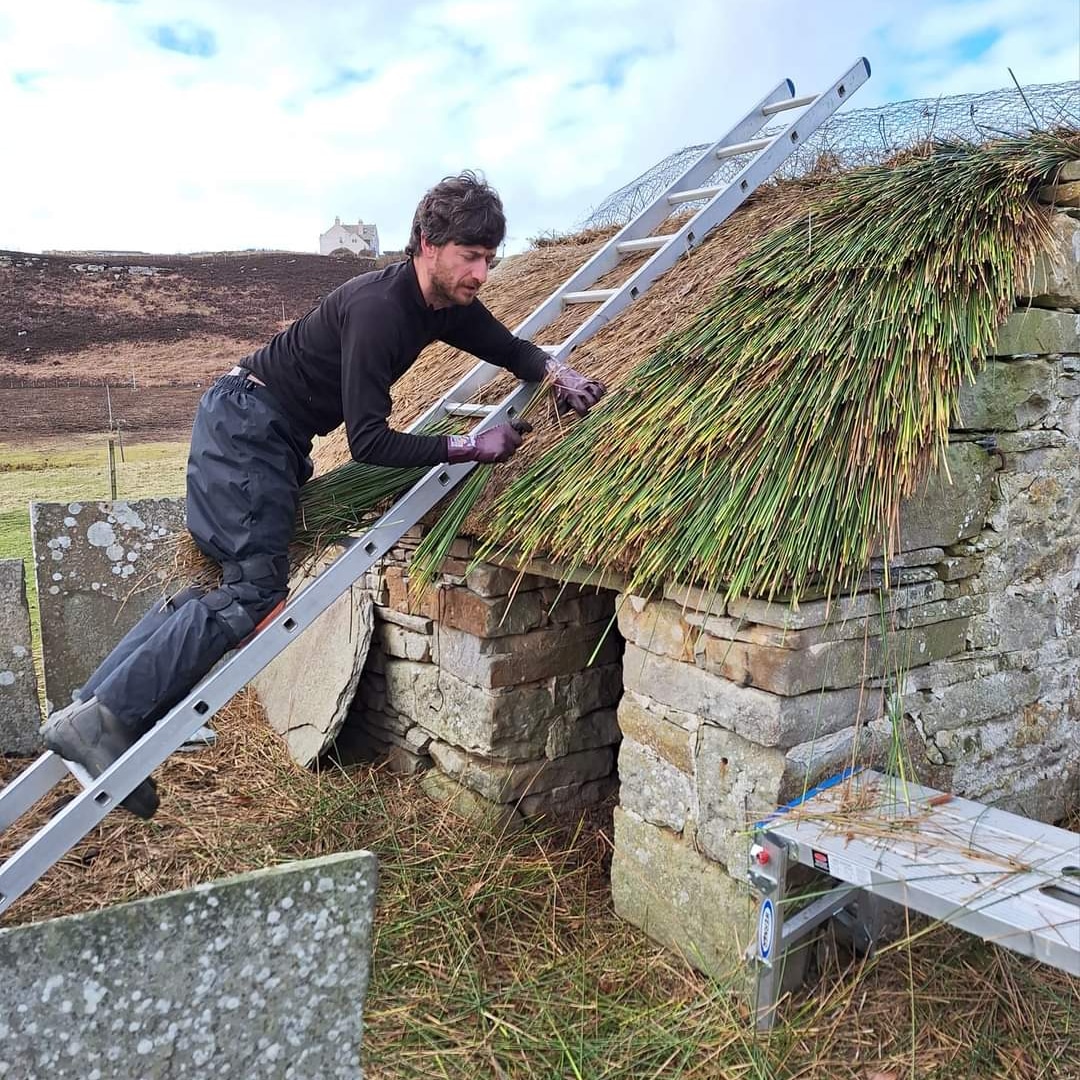 🌾 Thatch so Fetch! 🌾 Great to see traditional #thatching being undertaken in #Caithness, at Mary Ann's Cottage. This is a skill most likely used by our broch-builders, 2,000 years ago. You're seeing history 'being made' here! #ThatchedRoof #Thatch