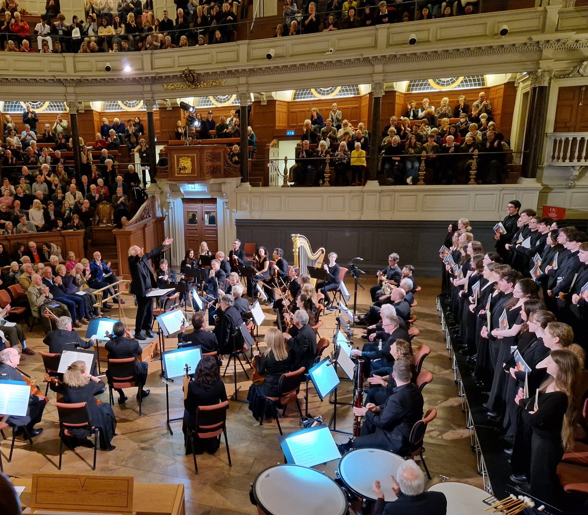 Top night at the @SheldonianOxUni with #JohnRutter conducting his #Requiem. @OxfordPhil were brilliant as always, but chapeau @MertonCollChoir - superstars.