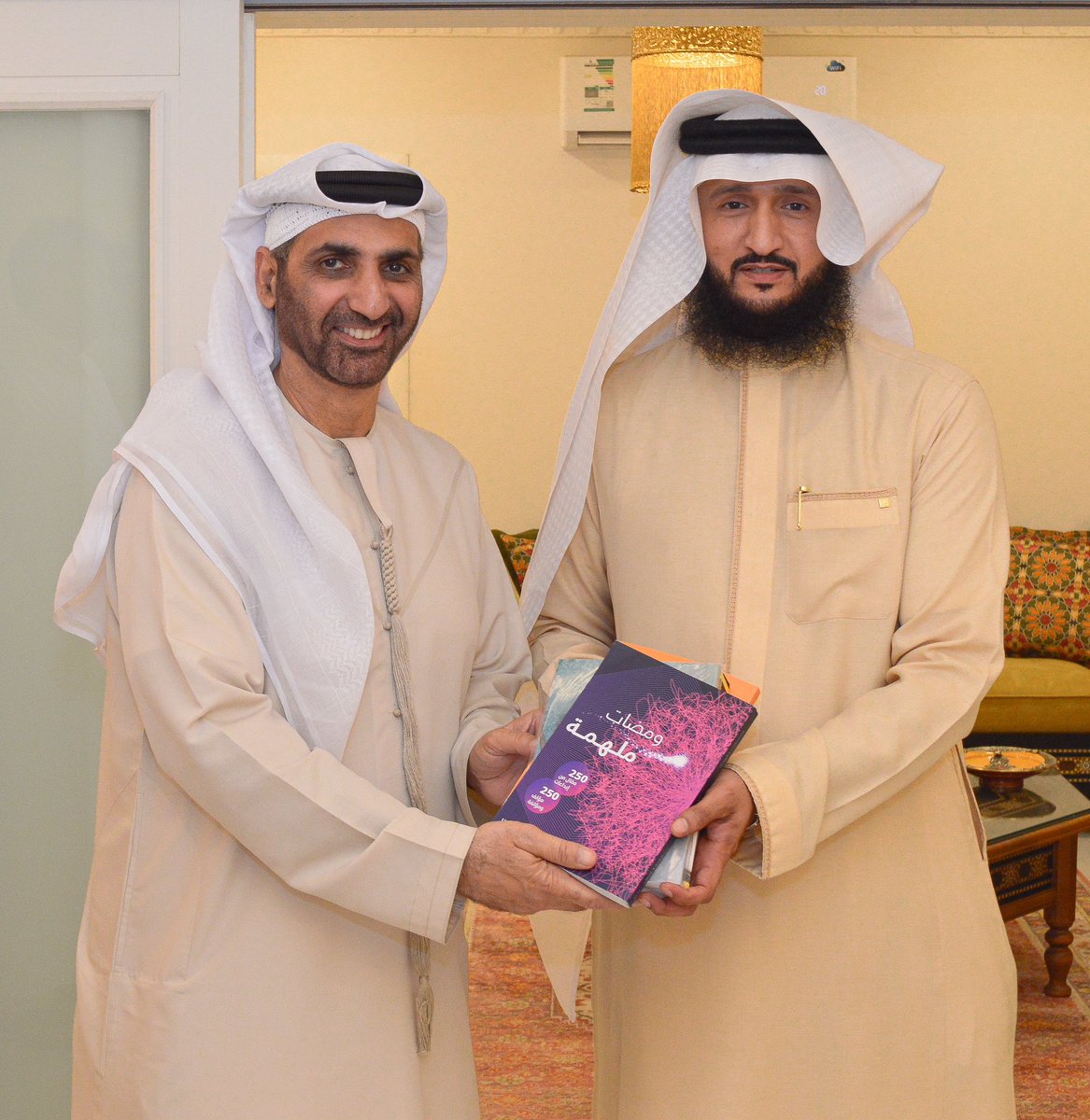 NAWAFALJERRY's tweet photo. #ومضات_ملهمة ٢٥٠ مقال طاقة ايجابية لإشراقات ملهمة،أضاءت عتمة التصورات الذهنية العادية، 
#الجُمَّار
٥٠٠ آية قرآنية مختارة بعناية فائقة
مع صاحب الفكرة @SalehDardeer  رائدالتأليف الجماعي
مجموعة من تلك المؤلفات تمَّ اهداؤها لسمو
@greensheikh #الشيخ_الأخضر 
أثناء زيارتهُ لي بالأحسـاء https://t.co/Xx50kT9rJc