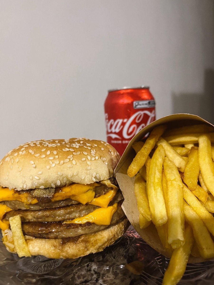 LanchesLe's tweet photo. Tempinho chuvoso, lê lanche online até as 01h✨https://t.co/ft2BYF7587 https://t.co/TgqLYMtjrJ
