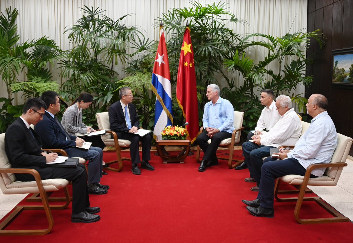 🤝| El presidente @DiazCanelB recibió hoy al embajador de #China en #Cuba, @MahuiChina, quien fue portador de un cordial saludo y mensaje del presidente de esa hermana nación, Xi Jinping. En el encuentro pasaron revista a la excelente relación que existe entre ambos países.