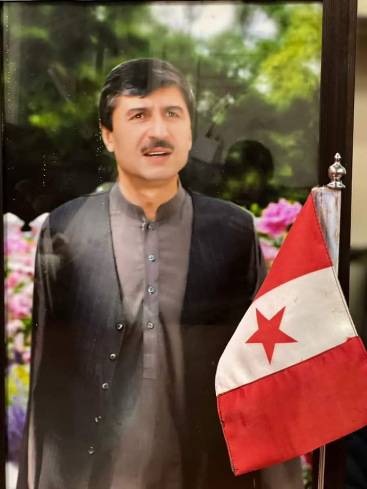 HamdShahzad's tweet photo. ستا یو تصویر ته مي بلا ډیرې خبري وکړي... 
ستا یو تصویر ډیر کبرجن وو هغه هیڅ نه ویل...
#ملي_اتل_شهيد_عثمان_خان_کاکړ https://t.co/uvXRRUWUry