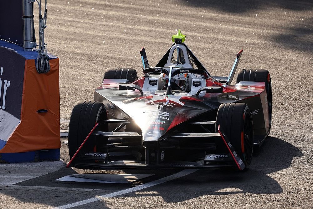 After leading in the early stages of the São Paulo E-Prix, @afelixdacosta has now led 20 races in #FormulaE.