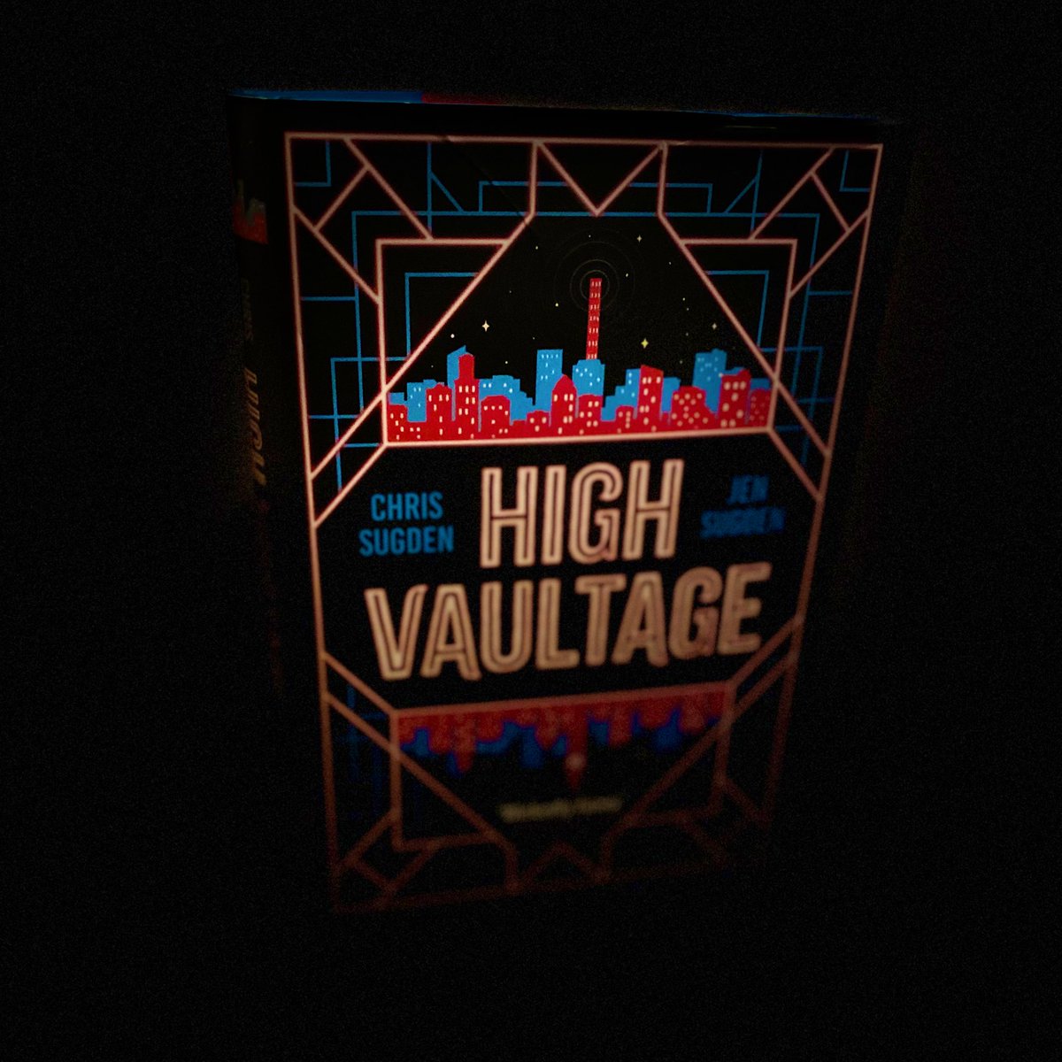 Look at this beauty. #HighVaultage by Chris and Jen Sugden is the funniest detective novel of 2024. Think Douglas Adams writing neo-Victoriana (but with an actual plot!). Thank you, @Victoriocity 🎩