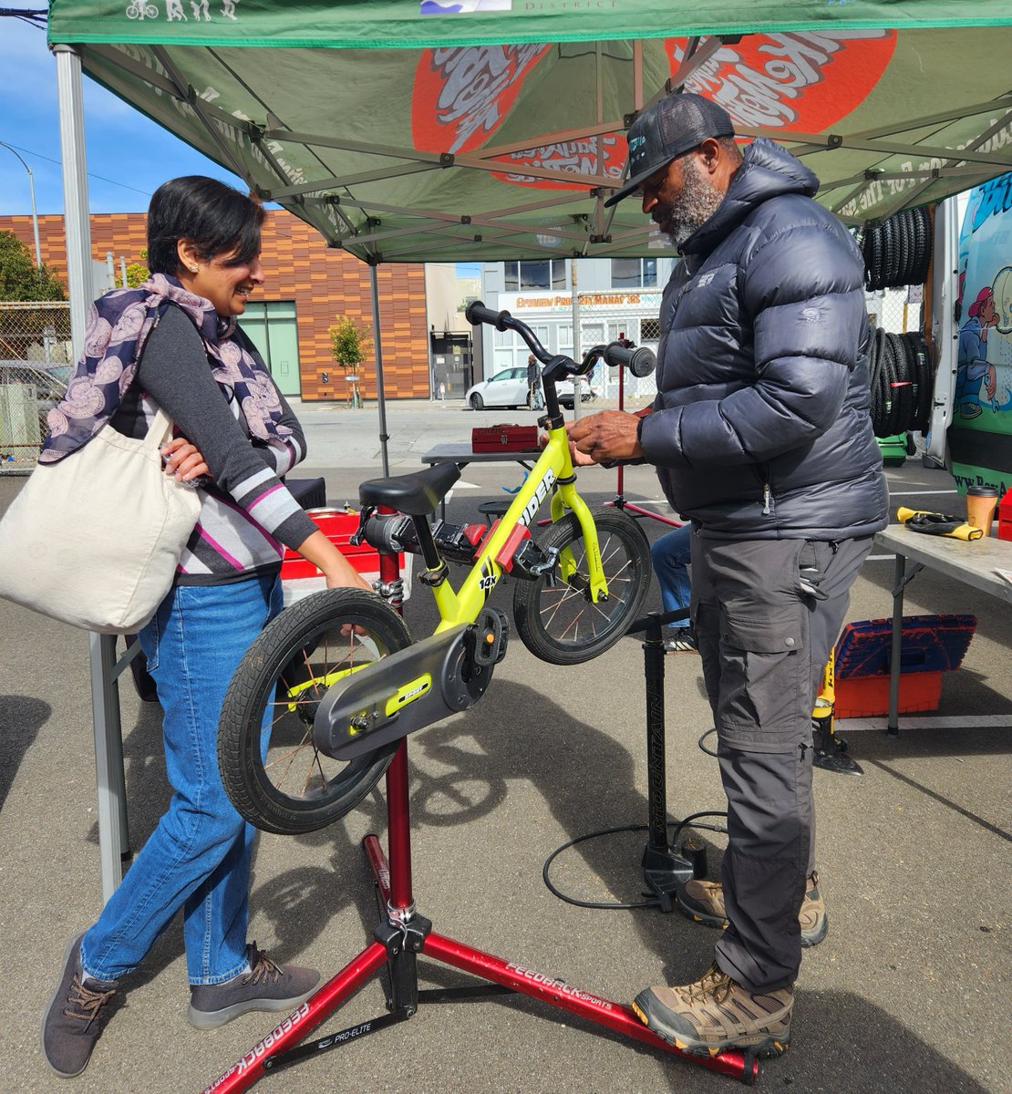 Join SF Environment, Bike Mobile and @SFPublicLibrary at a free bike #repair fix-it clinic this Saturday in Visitacion Valley! 🚲 🔧 Mend one item per person! 📍 Visitacion Valley Branch, SF Public Library 🗓️ 3/30, 10:00 AM to 1:30 PM Learn more here: sfpl.org/events/2024/03…