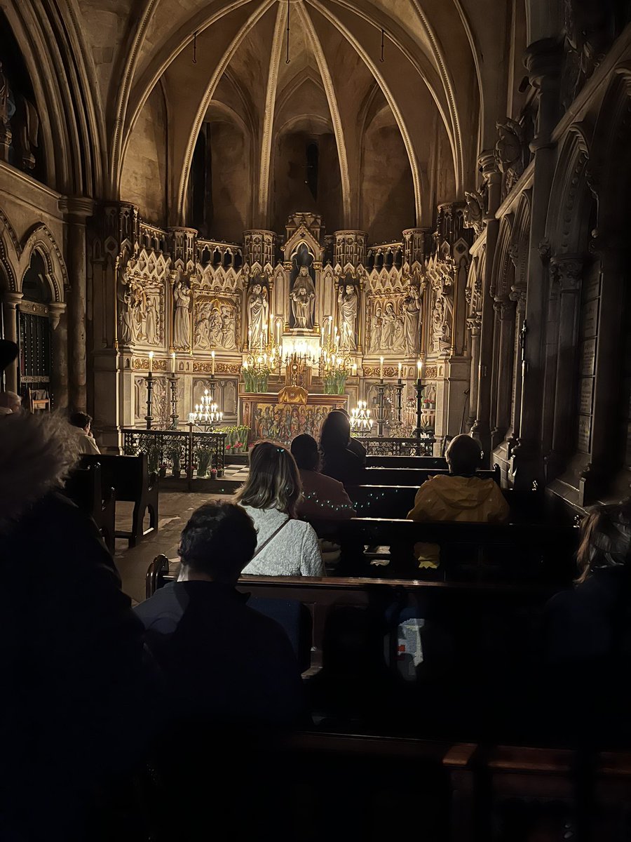 A prayerful start to the Triduum @HollandBenefice The light crossing the angels reminiscent of the swords of tonight’s arrest of Jesus. @RevJamesBHeard @e_ineson @MusicStJohnsW14 @inclusivechurch