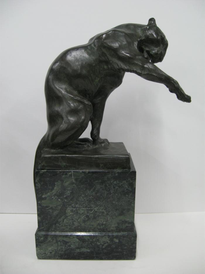 #onthisday Die Künstlerin Wera von Bartels wurde am 1. April 1888 in München geboren. Ihr Panther in Bronze (um 1913) leckt sich versunken und konzentriert den Vorderlauf. Bartels Tierfiguren fesselten das Publikum, denn sie schaffte es, das Wesen einer Kreatur einzufangen.