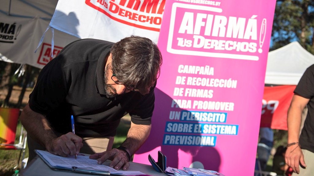 Firmamos, convencido en que debemos dar un debate integral y de fondo sobre la seguridad social, sabiendo que la reforma implementada es injusta y afecta sobre todo a las y los trabajadores. Firmamos para que sea el Pueblo quien decida. Queda el último empujón #AfirmáTusDerechos