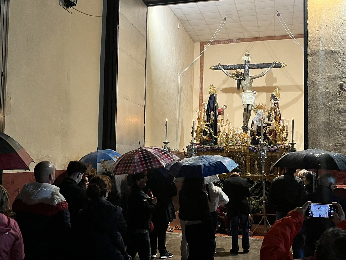 Nuestra eterna gratitud al pueblo de Córdoba, que ha acudido en masa para mostrar sus plegarias al Santísimo Cristo de Gracia en esta aciaga tarde de Jueves Santo. Este hecho deja patente el arraigo de esta devoción de más de cuatro centurias en el corazón del Alpargate.