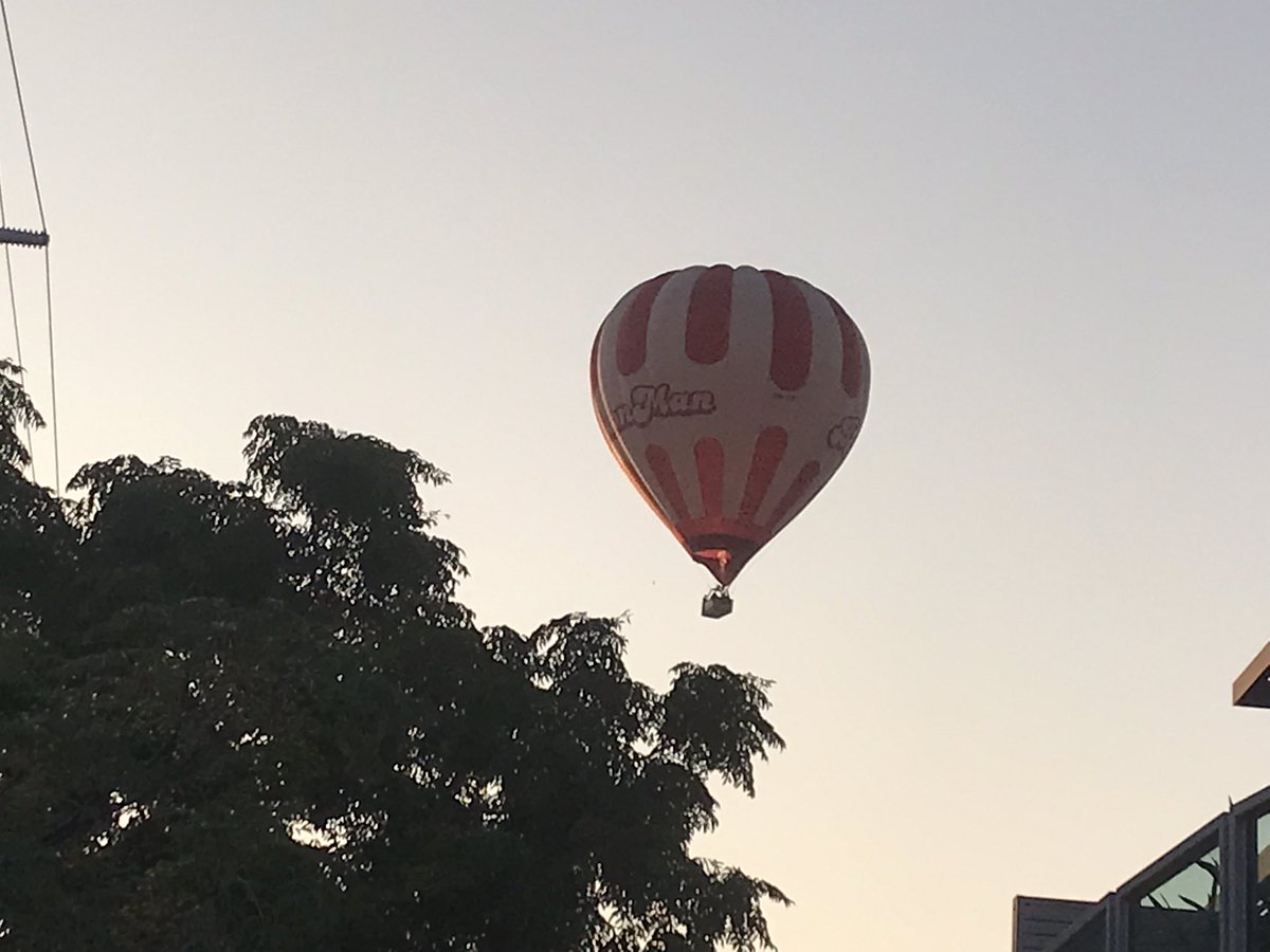 Here’s an Easter balloon low over #Northcote