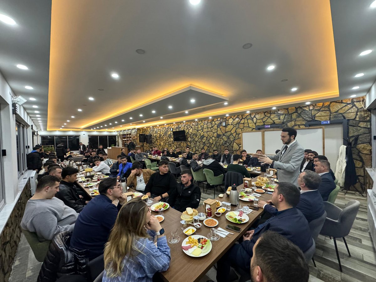 "Gençlik Sofrası" Çubuk🙋🏻‍♂️

Genç arkadaşlarımızla muhabbet dolu sahur sofralarımızda buluşmaya devam ediyoruz. 

31 Mart'a iki kala gençlerin tercihi belli 🚀

<a href="/avbakidemirbas/">Av. Baki DEMİRBAŞ 🇹🇷</a> <a href="/emre_ates06/">Emre Ateş</a>