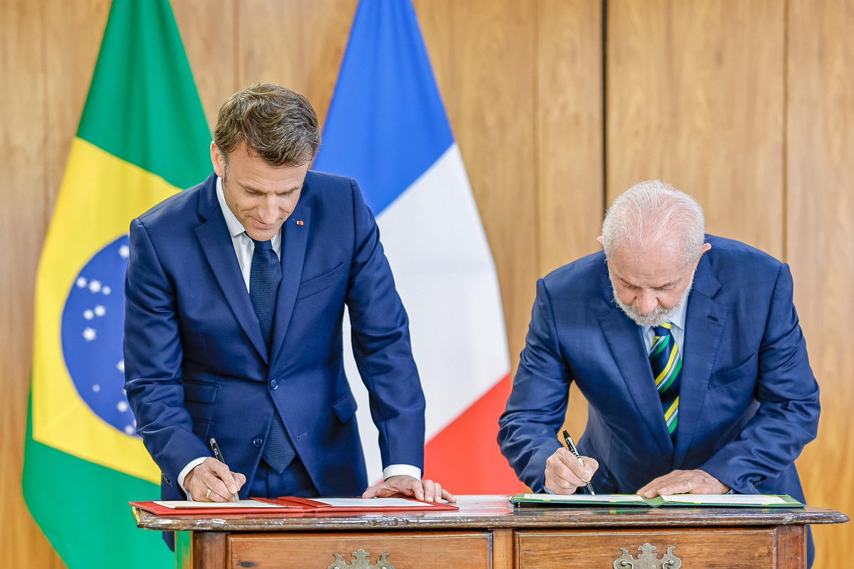 Macron e Lula assinam o acordo que valida a troca da Guiana Francesa pelo Paraná.