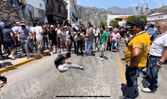 Murió la mujer linchada en Taxco, Guerrero luego del secuestro y asesinato de una niña de 8 años. Los 3 secuestradores le pedían a la familia de la menor 250 mil pesos para liberarla. La violencia no para en este país