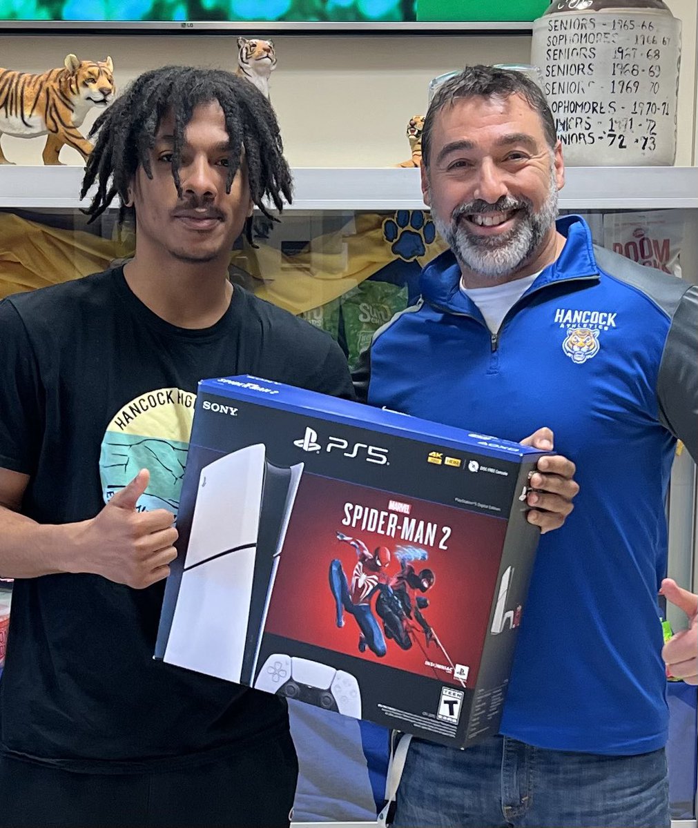 Congratulations to our 3rd quarter RHR Coin drawing winner, Rodney Martin! Rodney exemplifies our school values, leads by example, and helps to support a positive school culture each and every day. Well deserved! #hpsdtigers