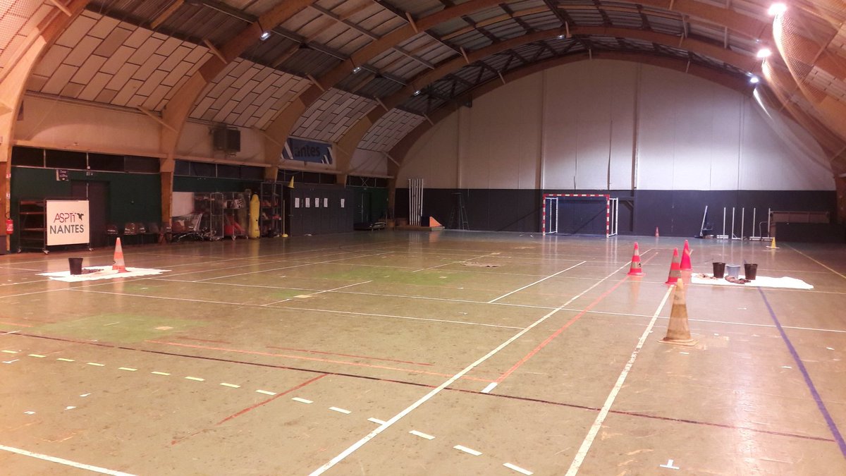 Vlt_5's tweet photo. @nantesfr ville sportive!
Quel plaisir de s'entraîner dans ces conditions depuis plus de 5 mois avec l'ASPTT #nantes #handball  ! 
5 fuites , 1/3 de l'éclairage non disponible, Pas de chauffage. un régal 👌 
@ffhandball @BanaPhilippe @Johanna_Rolland https://t.co/aqnG2dtMEu