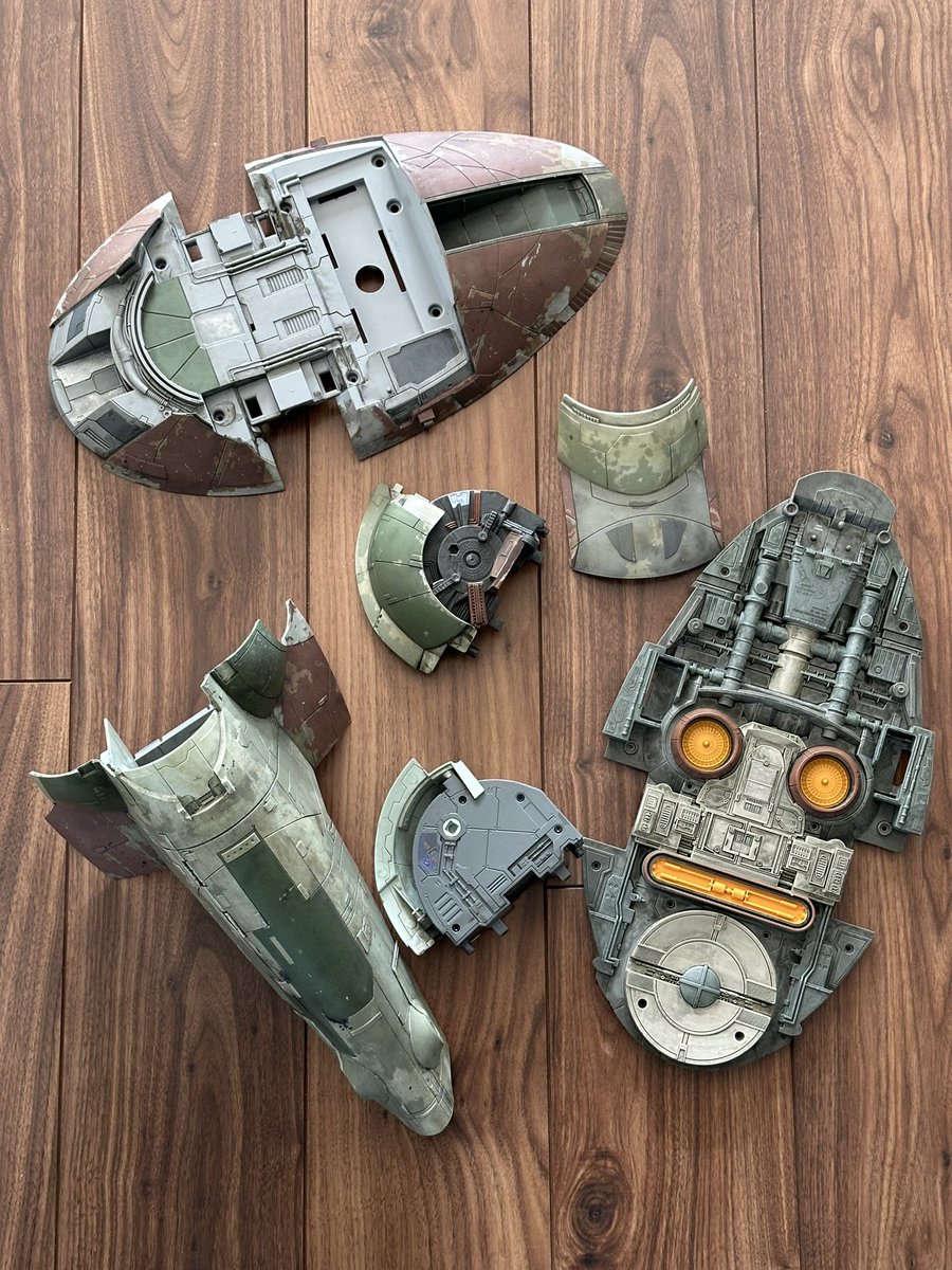Got the Hasbro Slave 1 and did start working on it. Weathering, painting and lights. Led lights in the engine, guns and cockpit. Soon more pictures
