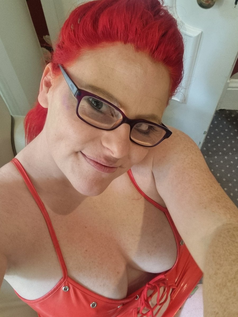 alinafox81's tweet photo. #redpvc #Redhead #glasses @alinafox81 @MollieFoxxx https://t.co/oQ6VdYJSYC